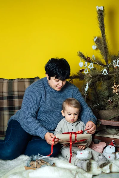 Веселого Різдва Веселих Свят Бабуся Мила Онучка Обмінюються Подарунками Бабуся — стокове фото