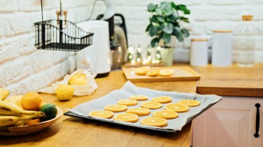 Çevre dostu sıfır atık Holiday Dekor için Portakal Dilimleri nasıl kurutulur? Fırındaki Kurutulmuş Portakal Dilimleri Sürecini Kapat