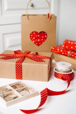 Noel Hediye Paketleri ve Malzemeleri. Kırmızı kahverengi Xmas hediye kutusu, Kraft kağıt alışveriş torbası ve paketlemek için kurdeleler. Sürdürülebilir Çevre dostu sıfır israf Noel Hediyesi Paketi