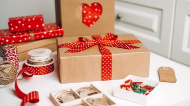 Noel hediyesi fikirleri web afişi. Kırmızı kahverengi Xmas hediye kutusu, Kraft kağıt alışveriş torbası ve paketlemek için kurdeleler. Sürdürülebilir Çevre Dost Sıfır Noel Hediye Kutuları