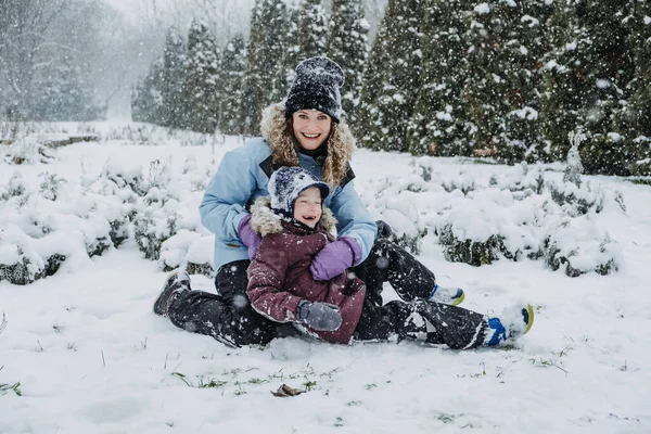 Happy Family Madre Figlio Divertono All Aperto Inverno Sfondo Della — Foto Stock