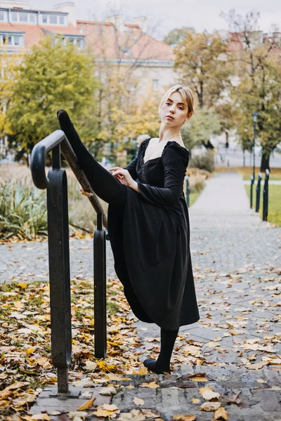 Балерина Танцует Улице Осеннего Города Современный Балетный Танцор Черном Платье — стоковое фото