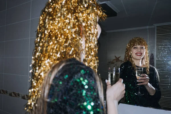 明けましておめでとうございます 大晦日のパーティーのお祝い 休日のメイクやシャンパンの金光沢のある箔ウィッグを保持ガラスと美しい女性 — ストック写真