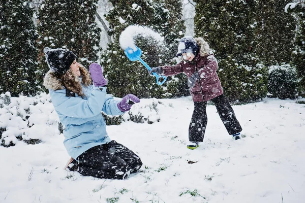 Attività Invernali All Aperto Bambini Famiglie Lascia Che Nevichi Felice — Foto Stock
