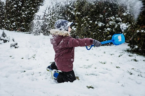 Zimowe Zajęcia Świeżym Powietrzu Dla Dzieci Rodziny Niech Pada Śnieg — Zdjęcie stockowe