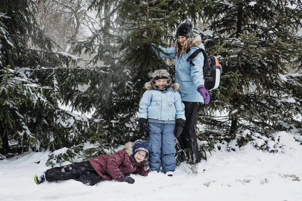 Atrakcje Zimowe Świeżym Powietrzu Dla Rodziny Przyjaciół Happy Family Friends — Zdjęcie stockowe