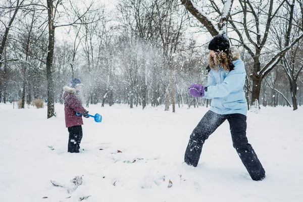 Zimowe Zajęcia Świeżym Powietrzu Dla Dzieci Rodziny Niech Pada Śnieg — Zdjęcie stockowe