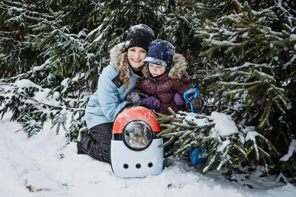 Portret Szczęśliwej Matki Syna Kota Śnieżnym Zimowym Parku Zewnątrz Portret — Zdjęcie stockowe