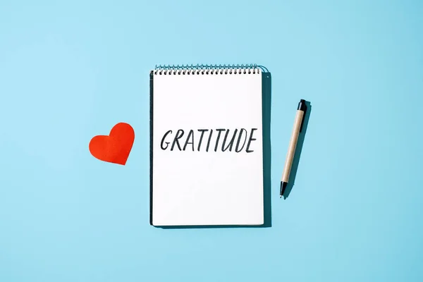 感謝の気持ちを実践する テーブルの上に開いてノートブックの言葉の感謝 あなた自身に感謝の意を表します 青の背景に開いてノートブックで単語の感謝と赤の心 — ストック写真
