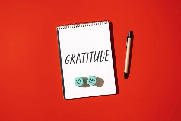 感謝の気持ちを実践する 感謝の日記を書くことはあなたの感じ方を変える テキスト今日はテーブルの上の開いているノートブックに感謝しています 良いことに感謝します 自分自身への感謝を表明 — ストック写真