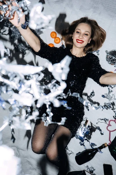 Donna Felice Festa Sdraiata Sul Letto Accanto Confetti Palla Glitter — Foto Stock
