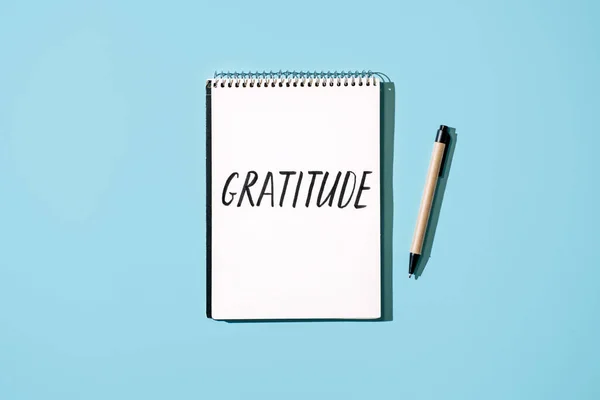 感謝の気持ちを実践する テーブルの上に開いてノートブックの言葉の感謝 良いことに気をつけ 良いことを感謝する あなた自身に感謝します 青の背景に開いてノートブックの言葉の感謝 — ストック写真