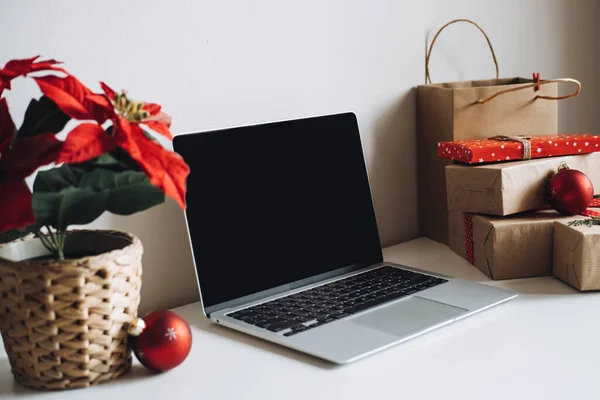 Leere Bildschirm Laptop Computer Mit Weihnachtssternen Weihnachtsblume Und Geschenkboxen Auf — Stockfoto