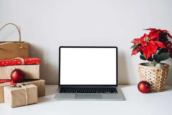 Blank Wyświetlacz Laptop Komputer Poinsettias Christmas Flower Pudełka Biały Stół — Zdjęcie stockowe