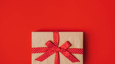 Verilecek ve alınacak abonelik kutuları. Abonelik Hediye Kutusu, Kırmızı arka planda kırmızı kurdeleli bakım paketi