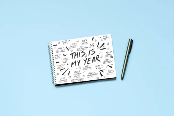 2023年目标 新年决议 这是我今年的工作 许多激励人的短语都放在桌上的开着的笔记本上 规划和制定下一年的目标 — 图库照片