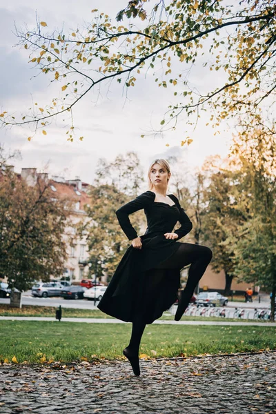Μπαλαρίνα Χορεύοντας Στο Δρόμο Της Πόλης Φθινόπωρο Σύγχρονη Χορεύτρια Μπαλέτο — Φωτογραφία Αρχείου