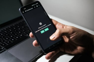Yapay zeka ya da ChatGPT sohbet ekranı. OpenAI tarafından geliştirilen yapay zeka sohbet robotunu kullanarak bilgi arayan bir adam. Varşova, Polonya - 02 Aralık 2022.