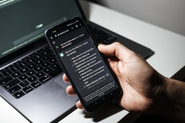 Yapay zeka ya da ChatGPT sohbet ekranı. OpenAI tarafından geliştirilen yapay zeka sohbet robotunu kullanarak bilgi arayan bir adam. Varşova, Polonya - 02 Aralık 2022.
