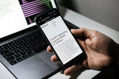 Yapay zeka ya da ChatGPT sohbet ekranı. OpenAI tarafından geliştirilen yapay zeka sohbet robotunu kullanarak bilgi arayan bir adam. Varşova, Polonya - 02 Aralık 2022.