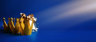 Tezahür Günü 'nüz kutlu olsun. Üç Krallar Günü tebrik kartı, üç altın kaplama ve mavi arka planda hediyeler. Dia de Reyes Magos Günü için Üç Bilge Adam, Epifani Hristiyan bayramı.