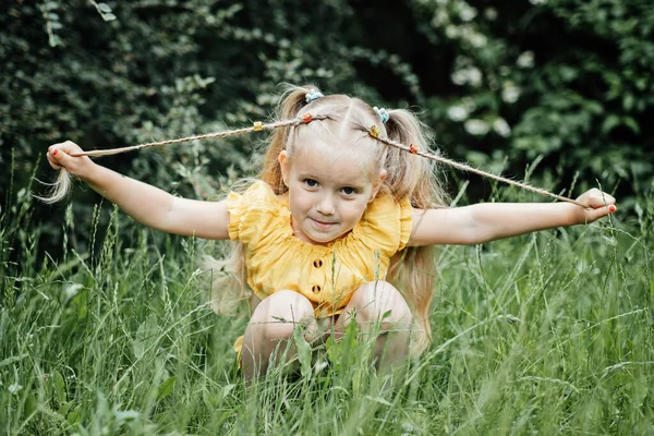 Zomer Activiteiten Het Verbinden Met Natuur Voor Kinderen Schattig Klein — Stockfoto