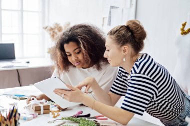 Mücevher Tasarımı: Mücevher tasarımı, taslak çizim, malzeme seçimi ve prototip oluşturma sanatını öğrenin. Kadın tasarımcı atölyede mücevher yapıyor ve dizayn ediyor.