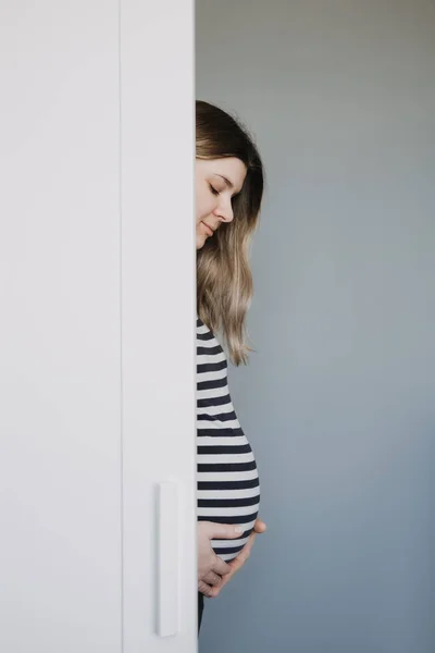 Retrato Creativo Sincero Joven Embarazada Con Camiseta Rayas Embarazo Mujer — Foto de Stock