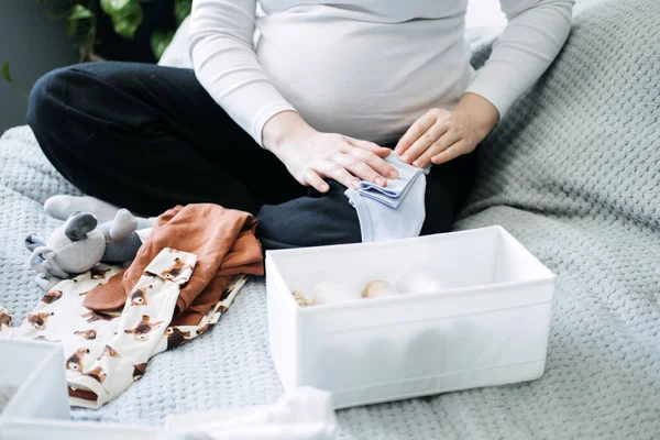 Mujer Embarazada Con Vientre Grande Sosteniendo Body Clasificando Ropa Para — Foto de Stock