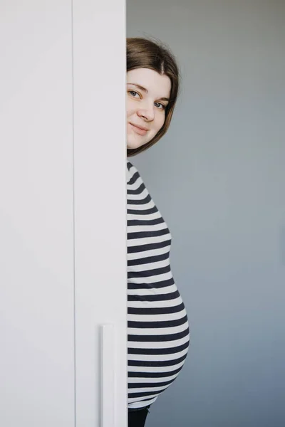 Retrato Creativo Sincero Joven Embarazada Con Camiseta Rayas Embarazo Mujer — Foto de Stock