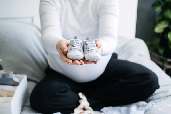 Cómo Organizar Ropa Del Bebé Recién Nacido Mujer Embarazada Usando — Foto de Stock