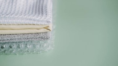 Tekstil endüstrisinde iplik geri dönüşümü. Sürdürülebilir geri dönüşümlü pamuk ipliği. Geri dönüştürülmüş polyester kumaş, sentetik kumaş ve baloncuk ambalajından yapılmış birçok peçete..