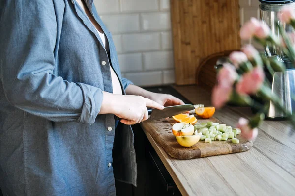 怀孕期间要避免的水果 食物过敏和怀孕 怀孕妇女在家里厨房切水果 — 图库照片