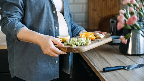 Frukt Att Undvika Graviditeten Födoämnesallergi Och Graviditet Gravid Kvinna Skära — Stockfoto