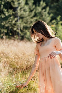 Dünya Ayı 'nı, Dünya Günü' nü kutlayın. Doğada zaman geçirmek. Doğayla bağlantı kurmak iklim kaygısını hafifletmenin bir yoludur. Genç bayan, kız dışarıda yürüyor ve doğanın tadını çıkarıyor..