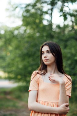 Kadınsı enerji. Enerjiyle uyum içinde kalmanın yolları. İlahi kadınsı enerji ya da kendini sevme. Doğanın tadını çıkaran genç bir kadının açık hava portresi..