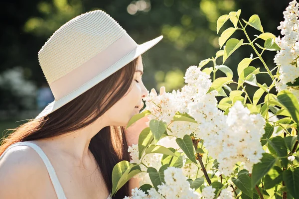 Flores São Melhores Para Alergias Jovem Mulher Bonita Cheira Árvore — Fotografia de Stock