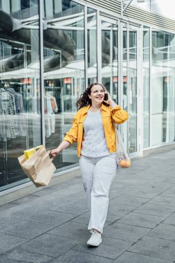 Vücut Tarafsızlığını Kucaklamak. Vücut tarafsızlığı vücut pozitifliği hareketi, bir vücuda karşı nötr olmayı vurgular, ne aşırı pozitif ne de olumsuz. Mutlu kavisli kadının açık hava portresi.