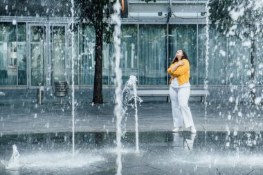 Vücut Utandırma ve Artı Boyutlu Kadınlara Karşı Negatif Basmakalıp. Ağırlık lekesi. Büyük beden kıvrımlı kadının açık hava portresi..