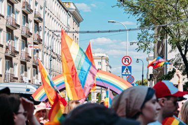 LGBT geçit töreni, Varşova 'da gurur ayı. LGBT Onur Yürüyüşü 'nde LGBTQ hakları için aktivistler, lezbiyenler, tranlar, heterolar yürüyor. Eşitlik Yürüyüşü. Varşova, Polonya, 25 Haziran 2022