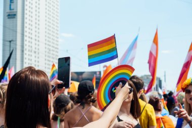 LGBT geçit töreni, Varşova 'da gurur ayı. LGBT Onur Yürüyüşü 'nde LGBTQ hakları için aktivistler, lezbiyenler, tranlar, heterolar yürüyor. Eşitlik Yürüyüşü. Varşova, Polonya, 25 Haziran 2022