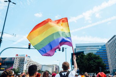 LGBT geçit töreni, Varşova 'da gurur ayı. LGBT Onur Yürüyüşü 'nde LGBTQ hakları için aktivistler, lezbiyenler, tranlar, heterolar yürüyor. Eşitlik Yürüyüşü. Varşova, Polonya, 25 Haziran 2022