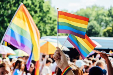 Gurur ayı ve kapsayıcılık, LGBTQ desteği. LGBT gökkuşağı bayrakları bir gurur etkinliğinde havada sallanıyor. LGBTQ gey gururu bayrakları salla. Eşitlik Yürüyüşü. Varşova, Polonya, 25 Haziran 2022.
