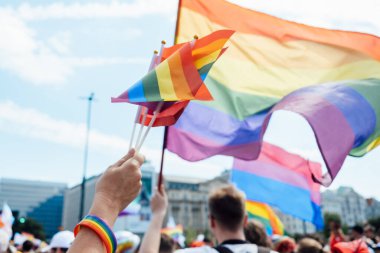 Gurur ayı ve kapsayıcılık, LGBTQ desteği. LGBT gökkuşağı bayrakları bir gurur etkinliğinde havada sallanıyor. LGBTQ gey gururu bayrakları salla. Eşitlik Yürüyüşü. Varşova, Polonya, 25 Haziran 2022.