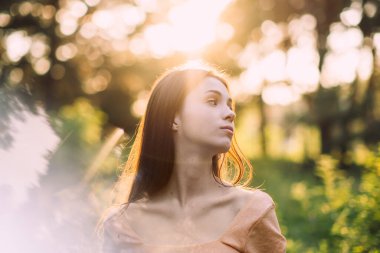 Bütünsel ve bütünleştirici tıp. Zihin-Vücut Terapileri, rahatlama teknikleri. Doğa arka planında yansıması olan genç bir kadının açık hava portresi.