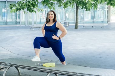 Düşük Etki Çalışmaları, genel refahı artırmak için düşük tehdit oluşturan yeni başlatıcı egzersizler. Düşük etki egzersizleriyle kilo ver. Artı, Düşük Etkili Egzersiz yapan kıvrımlı kadın.