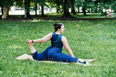 Düşük Etki Çalışmaları, genel refahı artırmak için düşük tehdit oluşturan yeni başlatıcı egzersizler. Düşük etki egzersizleriyle kilo ver. Artı, Düşük Etkili Egzersiz yapan kıvrımlı kadın.