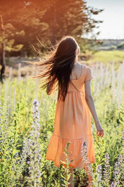 Doğaya Bağlanmak İçin Farkındalık Uygulaması, Rahatlama Solunum Teknikleri. Doğal arka planda sakin genç bir kadının açık hava portresi.