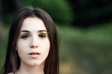 Doğaya Bağlanmak İçin Farkındalık Uygulaması, Rahatlama Solunum Teknikleri. Doğal arka planda sakin genç bir kadının açık hava portresi.