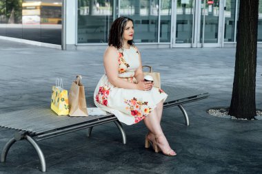 Özgüven, Başarı için hazırlanma. Güzel, başarılı, kendine güvenen, iri yarı bir kadının açık hava portresi.